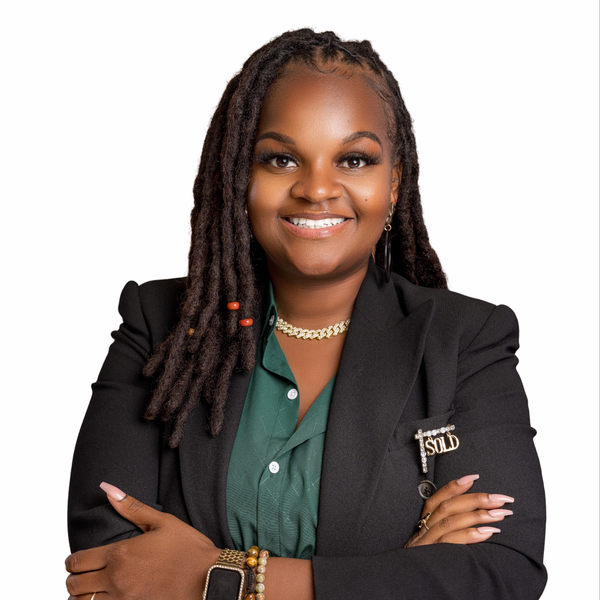 Destinie Armstrong, Realtor